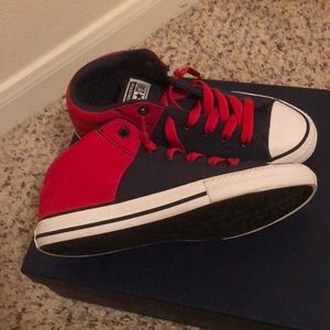 ❤️💙 Size 5 in kids, seven in adults.